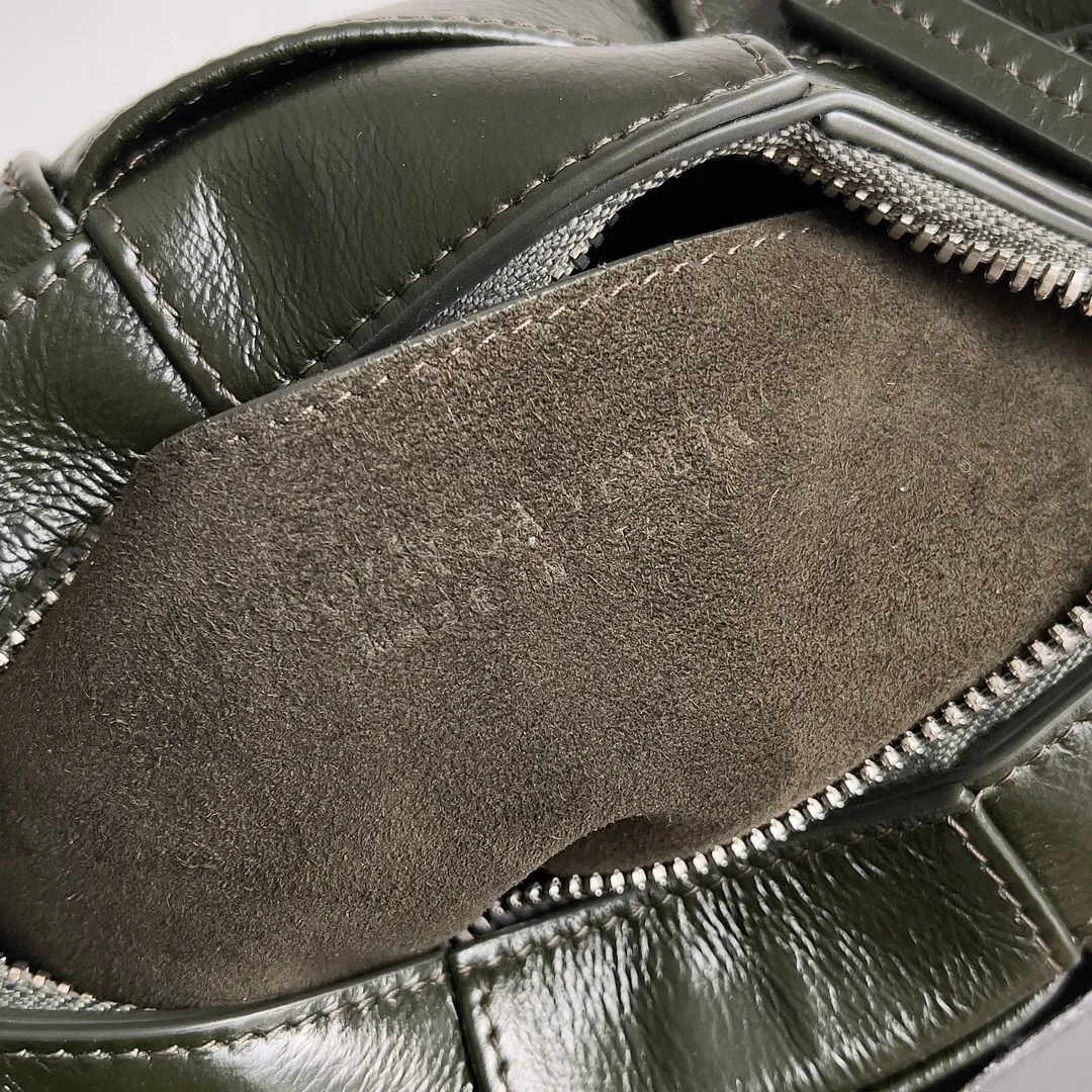 Batch 1640 BOTTEGA VENETA's new mini cassette camera bag. What a beautiful design. This noble one is really unique. The texture is also great. It matches the autumn and winter coat's great temperament. It can hold your various styles of matching, and the high-end double-fabric weaving design is also very NICE! In autumn and winter, it can be simply paired with a sweater or a jacket or a suit. The capacity is enough to hold some small items. The niche design is really amazing. I can’t praise this cool black woven handbag enough! You’ll fall in love with it at first glance, it’s so special~ Both the workmanship and appearance are superb! Style number: 795177 Size: 21*13*6.5cm